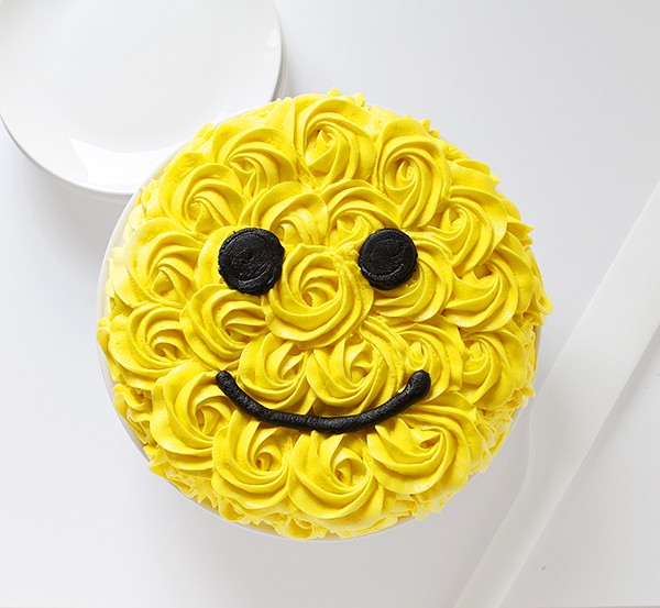 Smiley face, bolo de rosa amarela!
