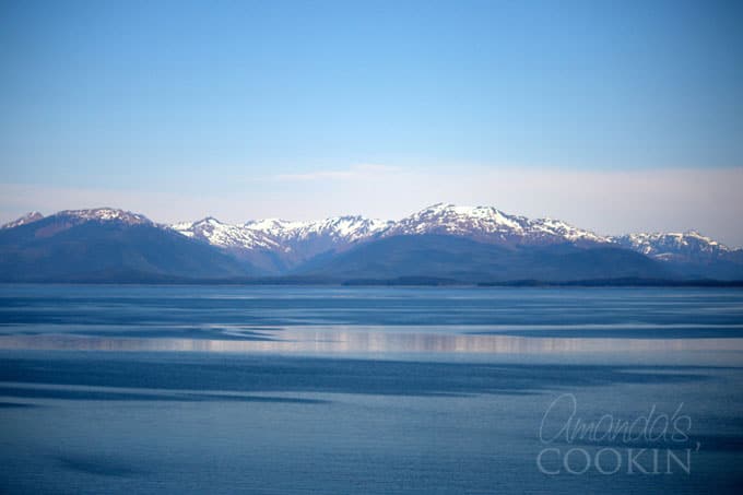O cenário era magnífico: montanhas cobertas de neve até onde os olhos podiam ver - Alaska Cruise