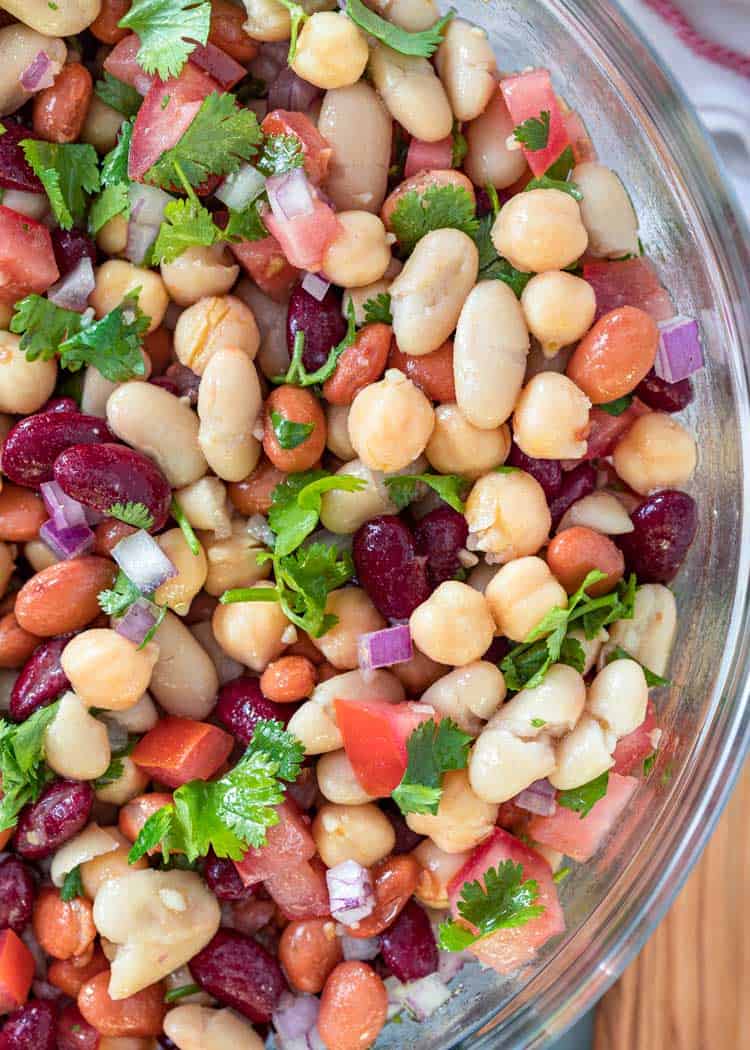 sobrecarga close-up de tigela de salada de feijão mista