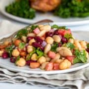 salada de feijão na chapa branca com guardanapo