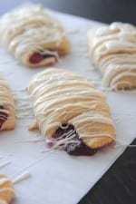Crescentes de torta de cereja de chocolate branco 