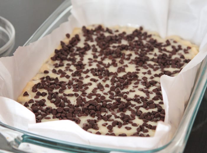 Barras mágicas de biscoito amanteigado de chocolate com marshmallow 
