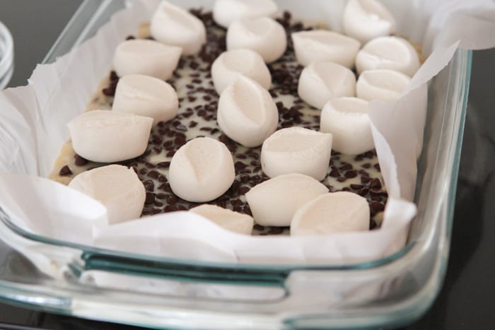 Barras mágicas de biscoito amanteigado de chocolate com marshmallow 