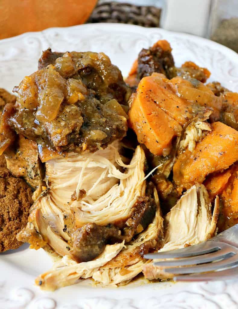 Você está preocupado que seus peitos de frango estejam sempre secos e chatos? Não mais. Estes peitos de frango assados ​​com sidra de maçã e garfos de batata doce e gengibre são tudo menos chatos e secos! - kudoskitchenbyrenee.com
