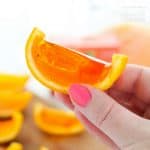 Essas Jell-O Shots Laranja são colocadas dentro de cascas de laranja escavadas e depois se ajustam perfeitamente. Eles são o presente perfeito para a festa!