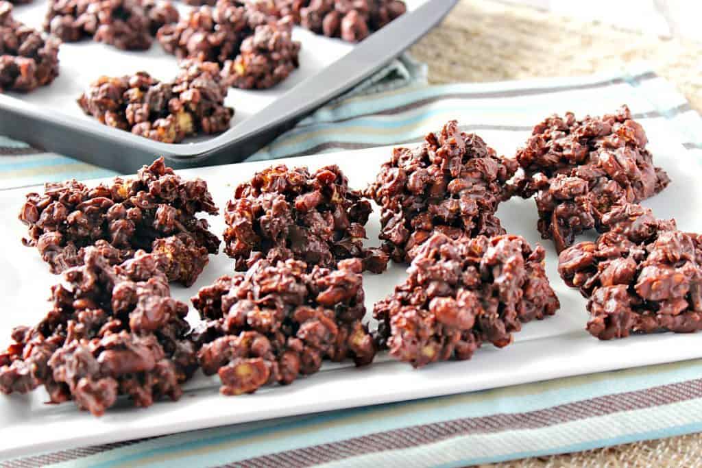 Esta receita rápida e fácil de manteiga de amendoim e granola de chocolate não cozida satisfará seu gosto por doces e lhe dará um impulso de energia que durará a tarde toda. - www.kudoskitchenbyrenee.com Sem manteiga de amendoim; Chocolate Granola Jumbles doces receita - cozinha Kudos por Renee