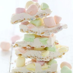 Casca de Marshmallow Krispy de chocolate branco.