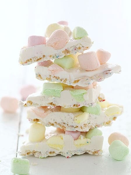 Casca de Marshmallow Krispy de chocolate branco.