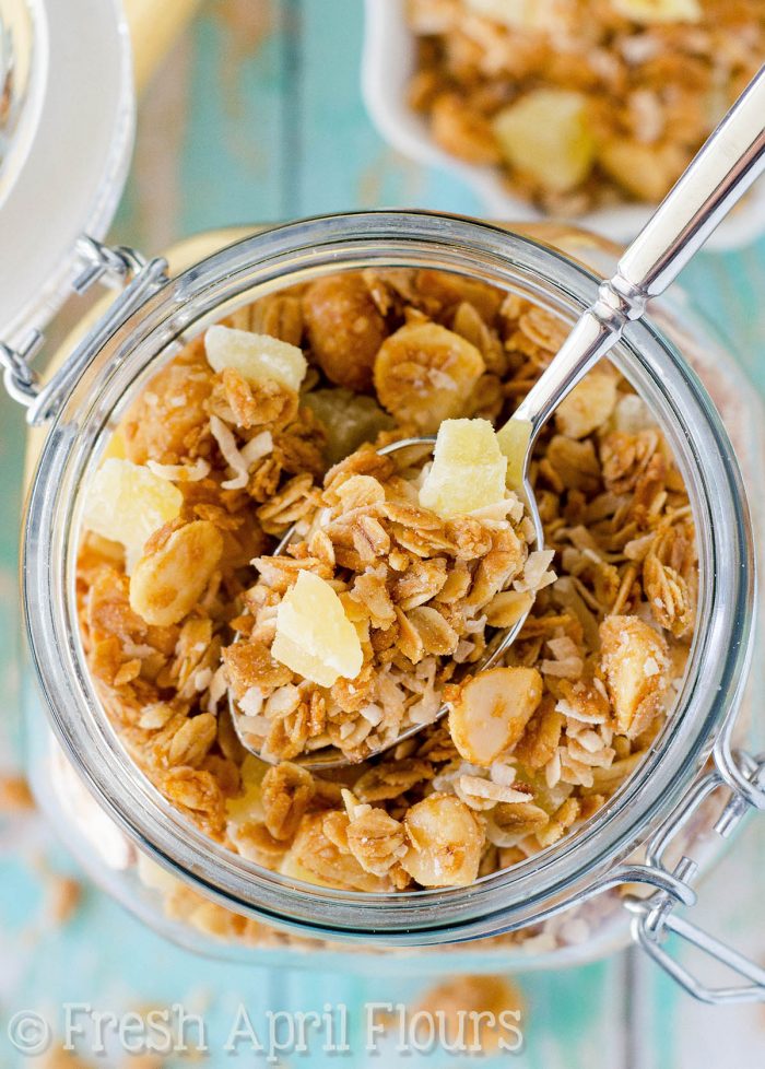 Granola Piña Colada: Granola caseira adoçada com xarope de coco e carregada com macadâmia assada e nozes de coco e, é claro, abacaxi!