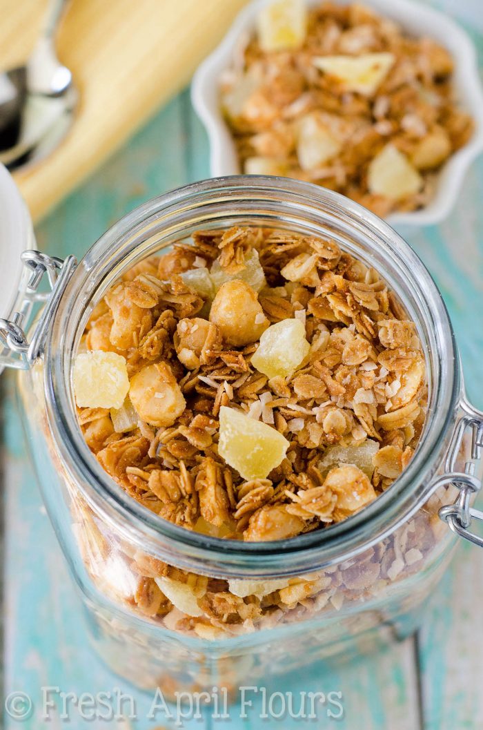 Granola Piña Colada: Granola caseira adoçada com xarope de coco e carregada com macadâmia assada e nozes de coco e, é claro, abacaxi!