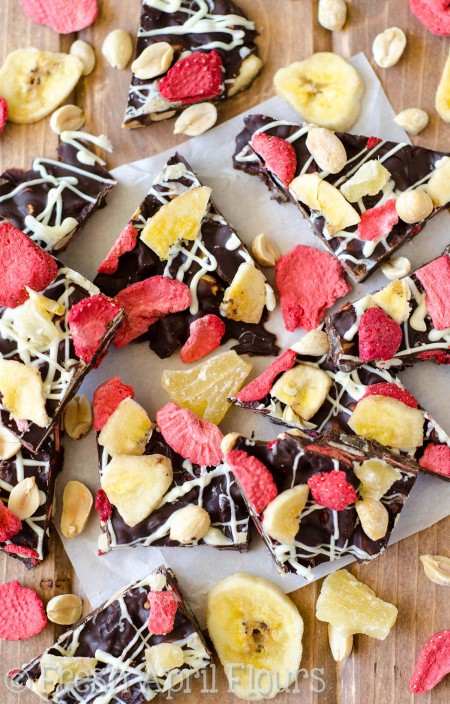 Banana Split: Casca de chocolate fácil feita com bananas, abacaxis, morangos e amendoins.