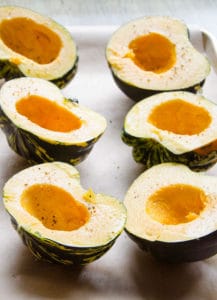 Receita de abóbora recheada de bolota de peru com carne de peru moída e espinafre, além de como cortar uma abóbora ao meio sem perder um dedo. O | .com