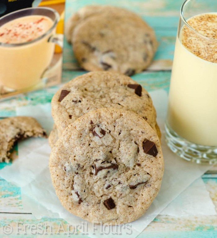 Biscoitos de chocolate e pedaços de gemada: Biscoitos macios com bordas crocantes, guarnecidos com canela, noz-moscada e gemada. Pedaços de chocolate adicionam o complemento perfeito para todas as especiarias!