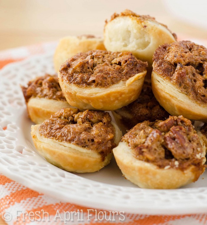 Tortas de torta de noz-pecã: tortas de torta de tamanho de mordida feitas com minha crosta de torta favorita e um recheio macio e crocante.