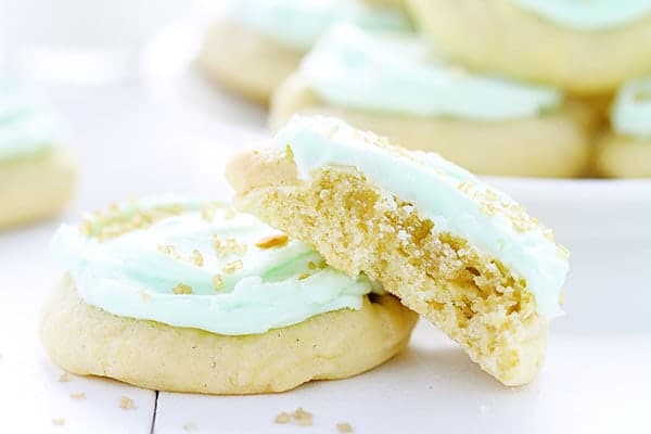 Biscoitos de açúcar simples com creme de manteiga verde e granulado dourado!