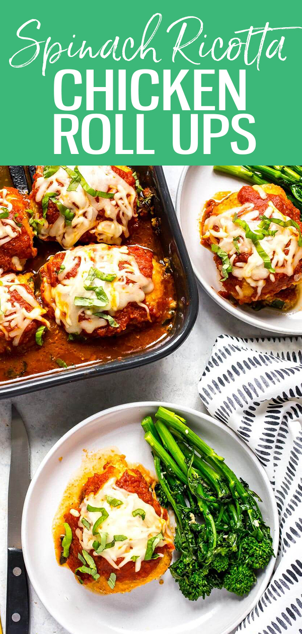 Esses pãezinhos fáceis de frango recheados com espinafre são recheados com ricota, cogumelos, tomates secos e queijo mussarela, depois cobertos com farinha de rosca e molho marinara - são o jantar de frango perfeito! #Chickenrollups #stuffedchicken