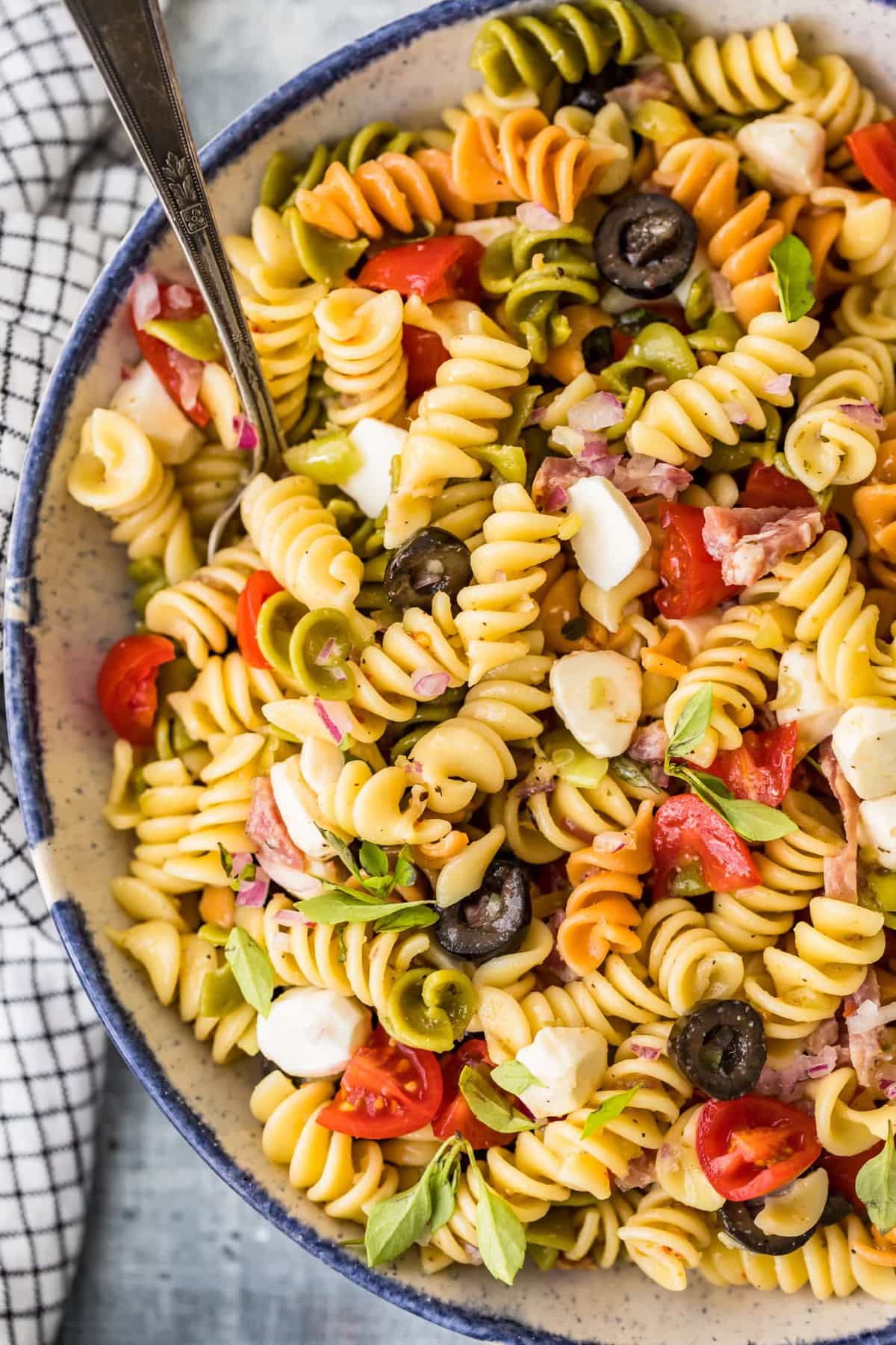 Salada de macarrão frio em uma tigela grande