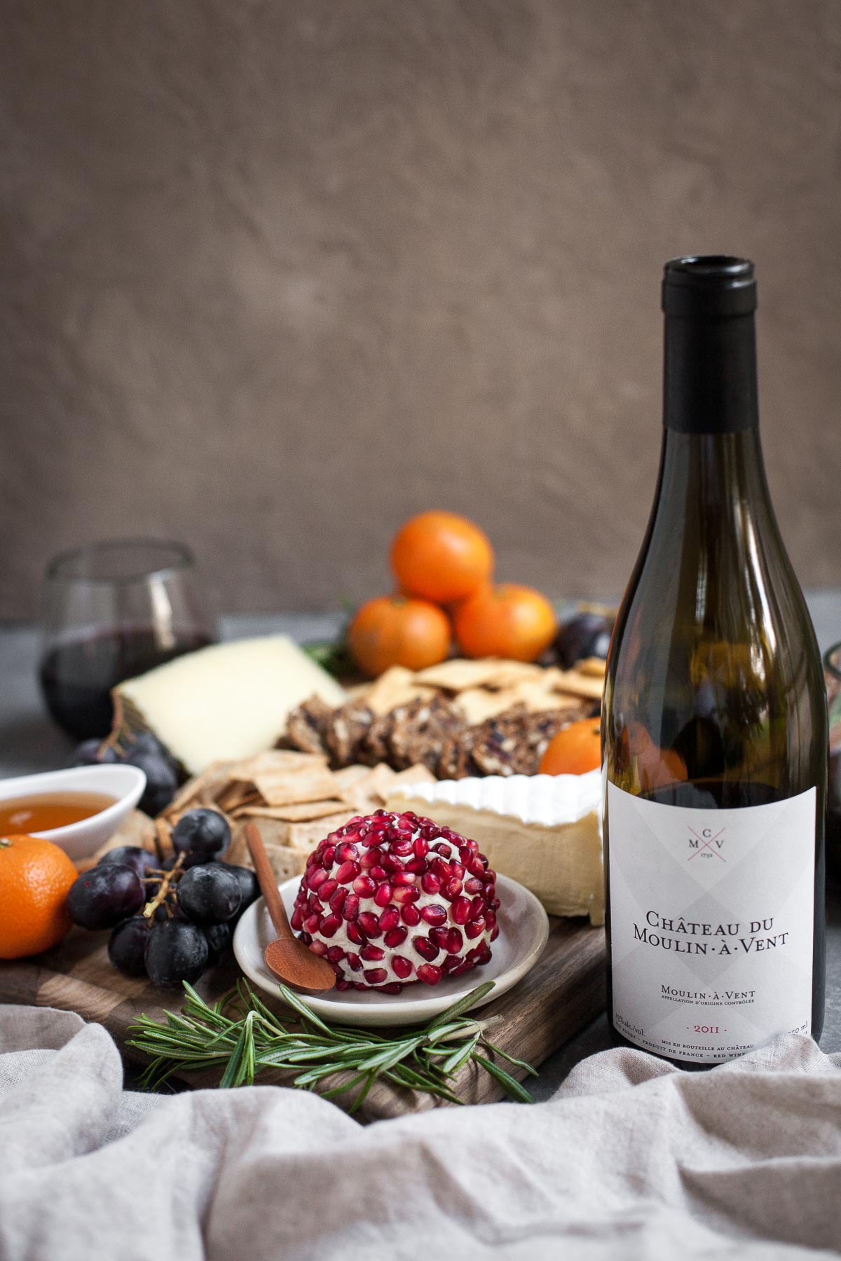 Uma tábua de queijos fácil de inverno + vinho Beaujolais