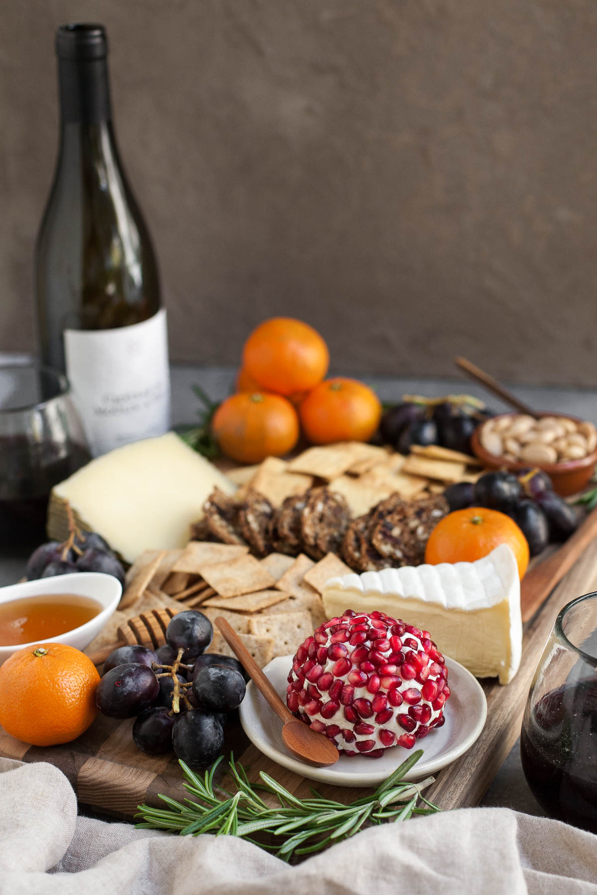 Uma tábua de queijos fácil de inverno + vinho Beaujolais