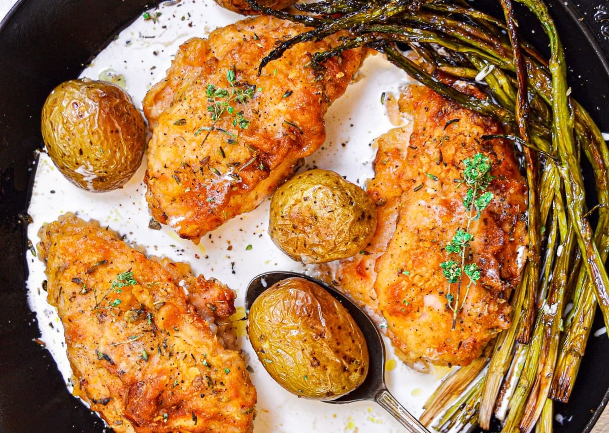 Frango cremoso assado com manteiga e batatas e aspargos