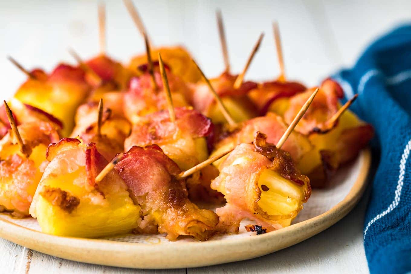 abacaxi envolto em bacon em uma travessa