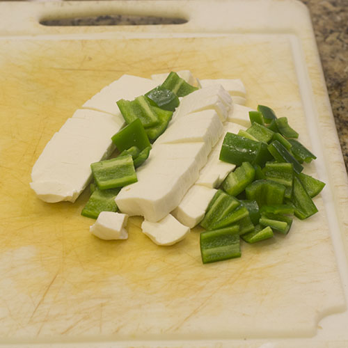 Fatias de mussarela e jalapeños