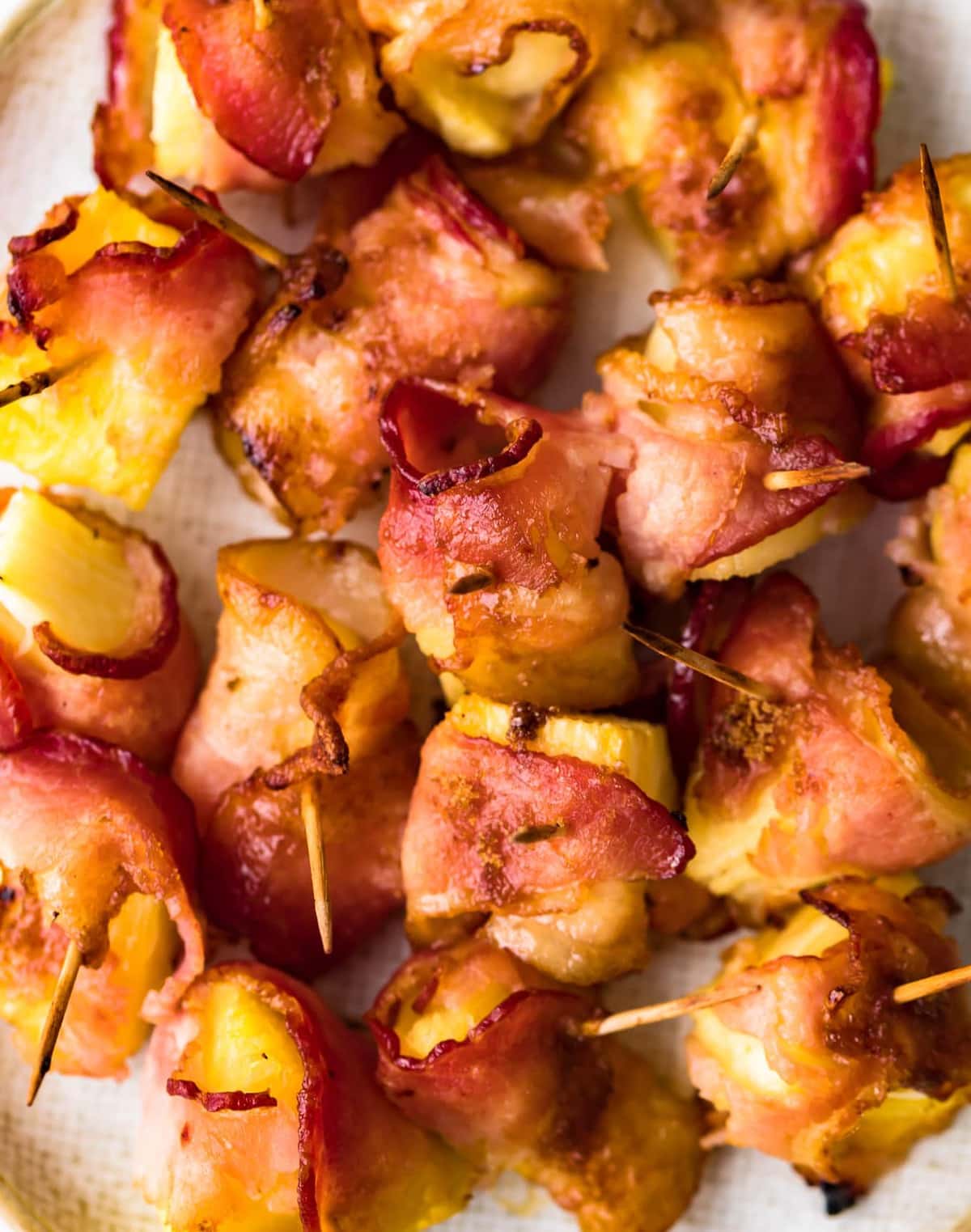 Bacon crocante envolto em pedaços de abacaxi