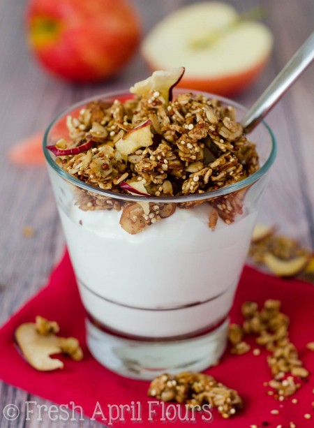 Granola de quinoa de maçã: Granola fácil com sabor de canela, noz-moscada e cravo e com sabor de maçã. Um presente de outono indispensável!