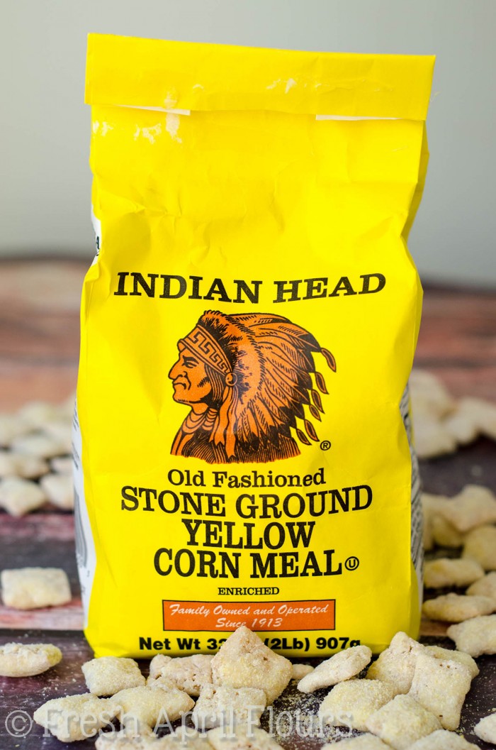 Cornbread Puppy Chow - Um lanche doce e amanteigado para filhotes de cachorro clássicos com sabor de milho.