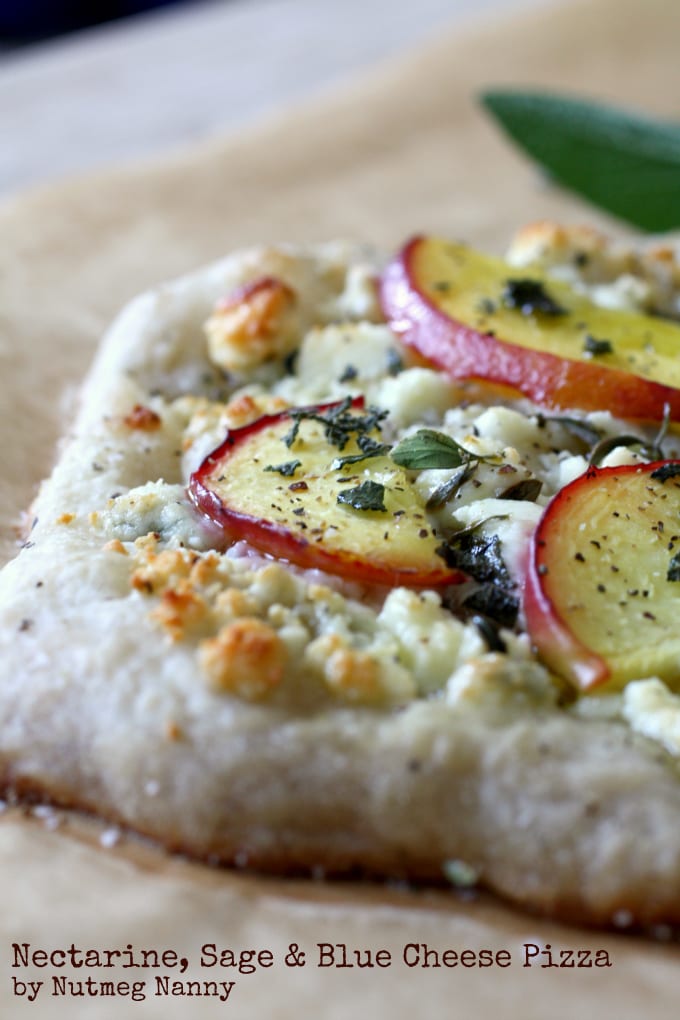 Pizza de Queijo Azul com Nectarina e Sálvia de Noz-moscada