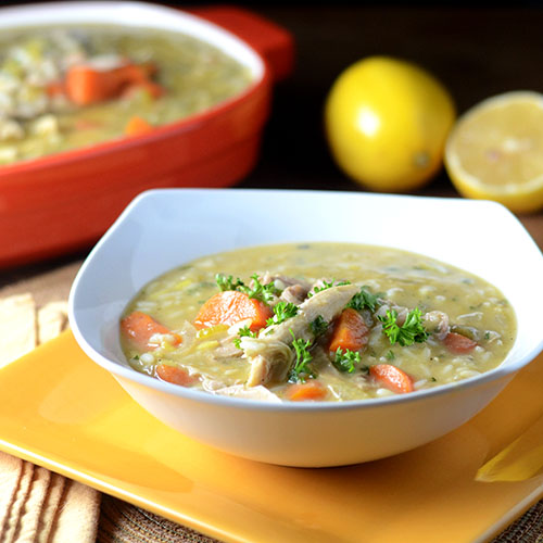 Limão, Turquia, arroz, manteiga, farinha, cenoura, aipo, cebola, salsa, ovos, caldo