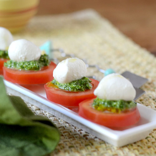 Tomate-Caprese-com-Pesto Pesto, azeite, pesto, tomate, mussarela, sal e pimenta, parmesão, alho