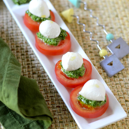 Tomate-Caprese-com-Pesto Pesto, azeite, pesto, tomate, mussarela, sal e pimenta, parmesão, alho