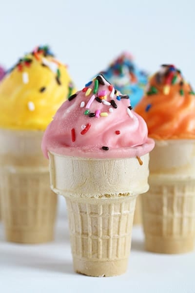 Casquinha de sorvete de cupcake mergulhado em pedaços de chocolate!