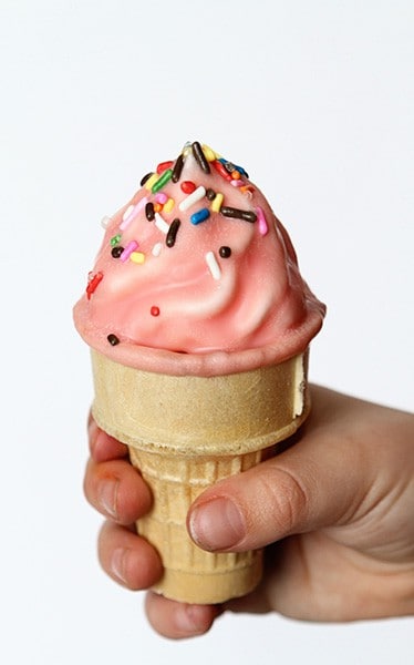 Casquinha de sorvete de cupcake mergulhado em pedaços de chocolate!