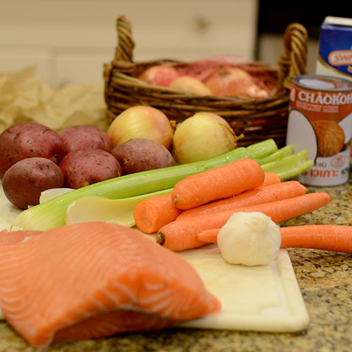 ingredientes Ingredientes, salmão, batatas, aipo, cenoura, caldo de galinha, leite de coco, tempero Old Bay, sal, pimenta