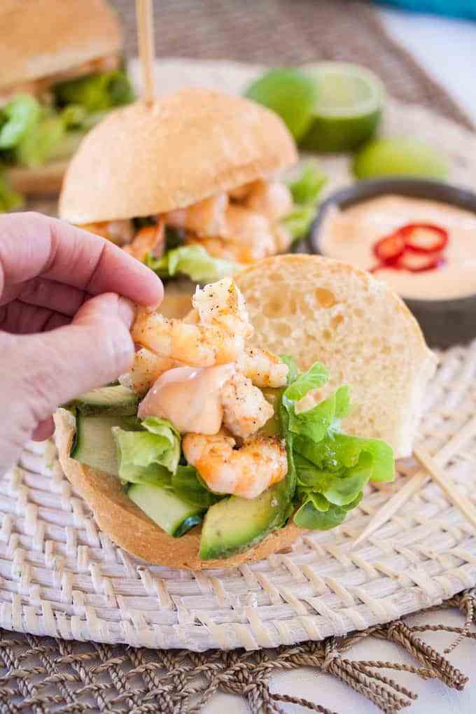 Os Sliders de Camarão com Maionese Sriracha são a comida perfeita para festas. Camarões perfeitamente grelhados e levemente temperados enchem esses pequenos pães, cobertos com uma maionese picante. #prawnrolls #sliders