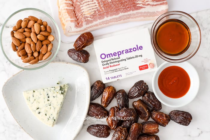 Ingredientes para datas embrulhadas em bacon, como bacon, tâmaras, queijo azul e amêndoas.