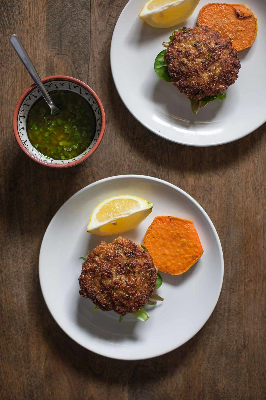 Hambúrgueres de camarão com molho e alcaparras de limão e pãezinhos de batata doce (sem glúten, sem grãos, paleo, inteiro30)