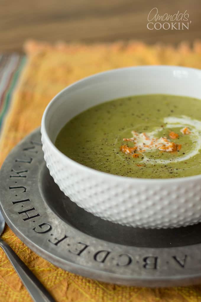 Este creme de aspargos é surpreendentemente cheio de sabor! Apenas alguns ingredientes simples e que adoram aspargos podem desfrutar desta sopa por dias.