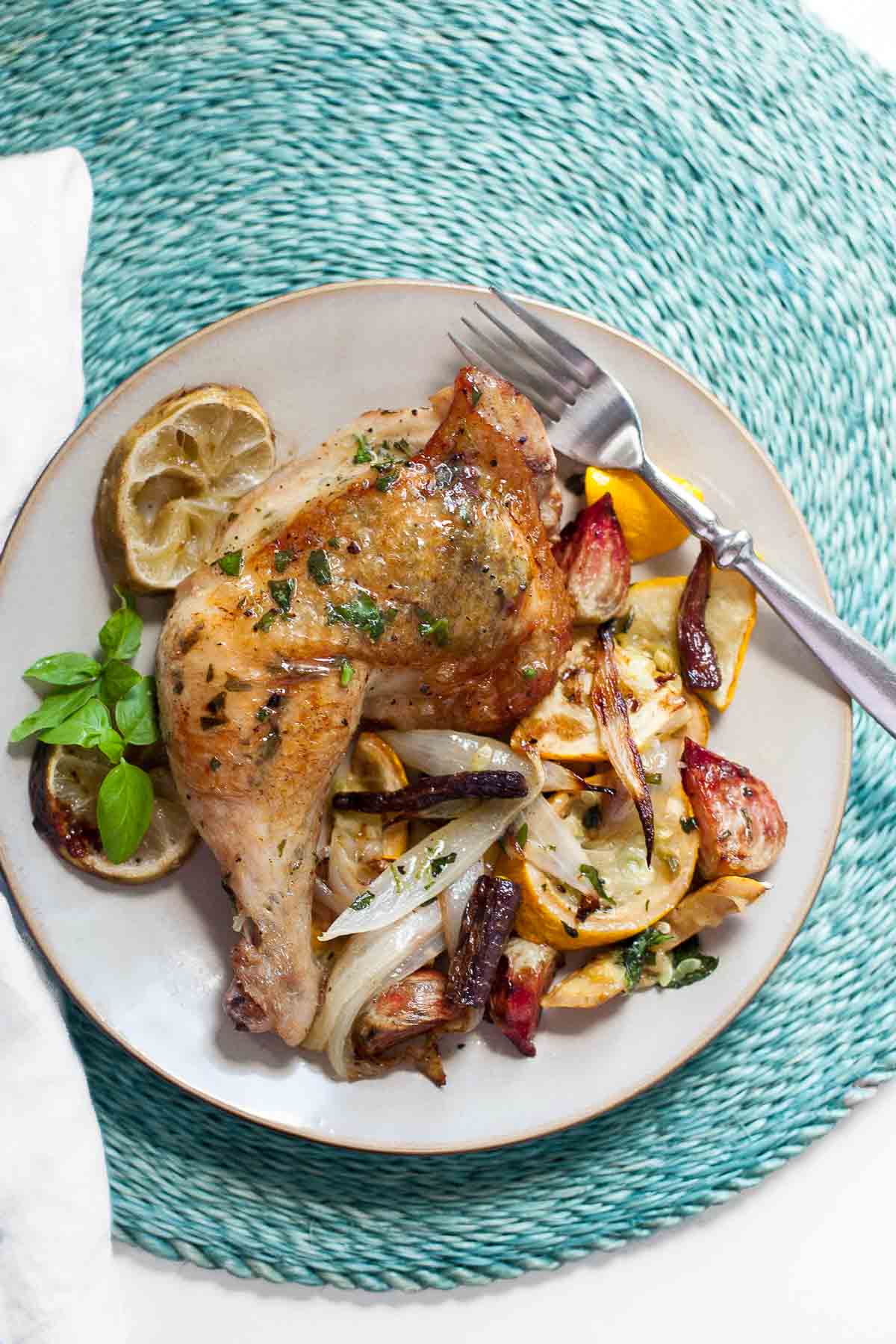 Frango com manjericão e legumes assados ​​| acalculatedwhisk.com