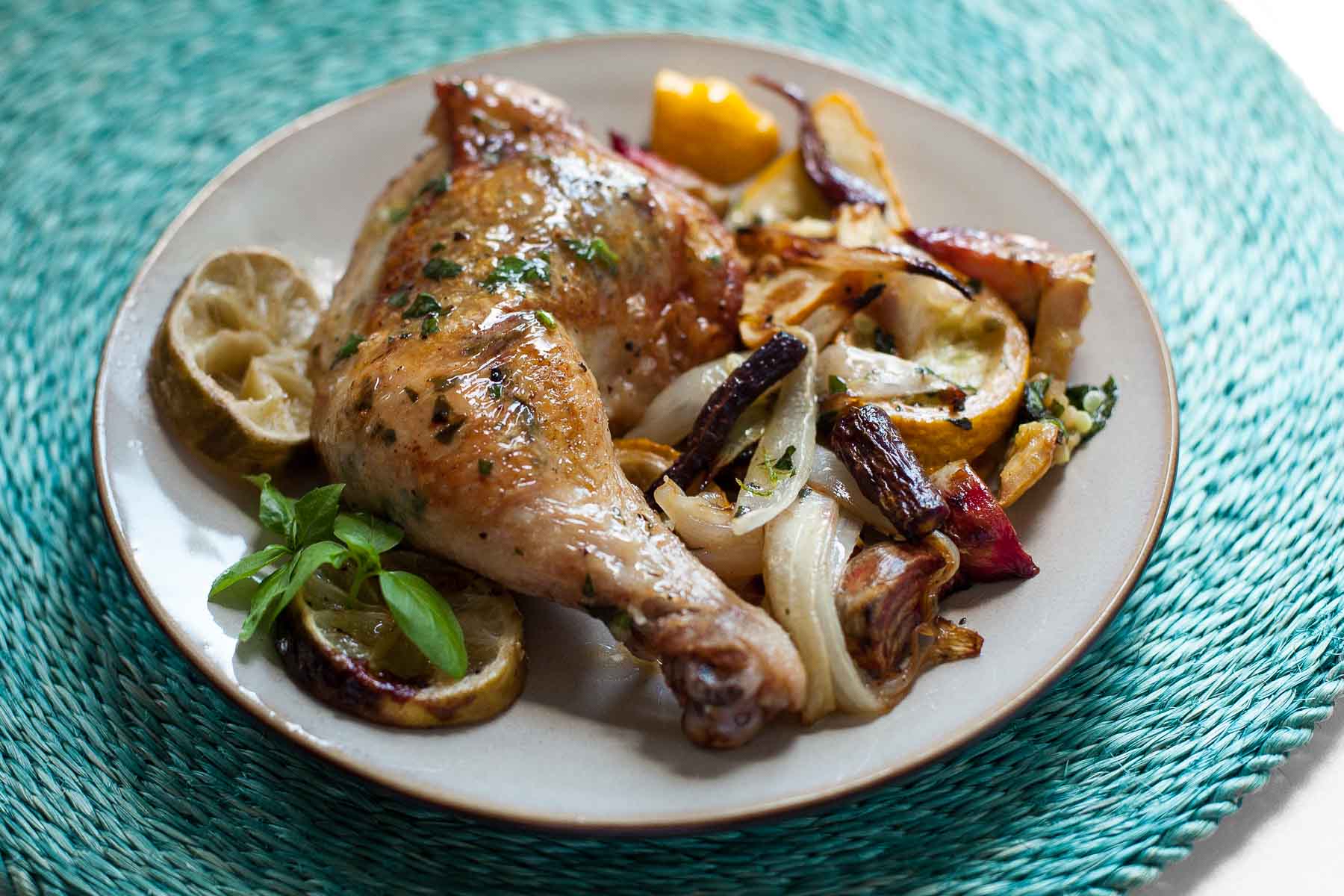 Frango com manjericão e legumes assados ​​| acalculatedwhisk.com