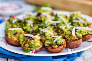 Sexta-feira cinco - adição mexicana 2 Batata assada recheada com guacamole-7523 carregado
