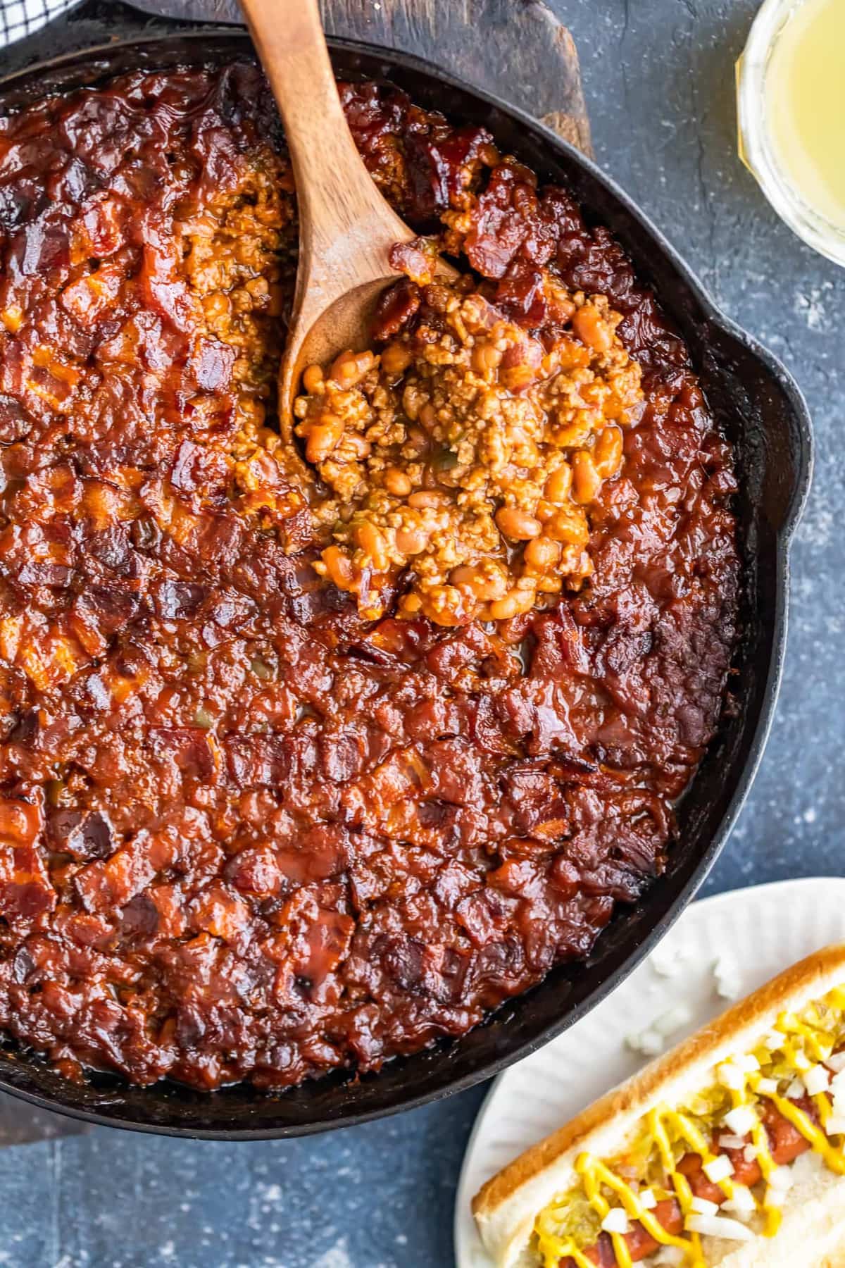 frigideira recheada com feijão, carne e bacon