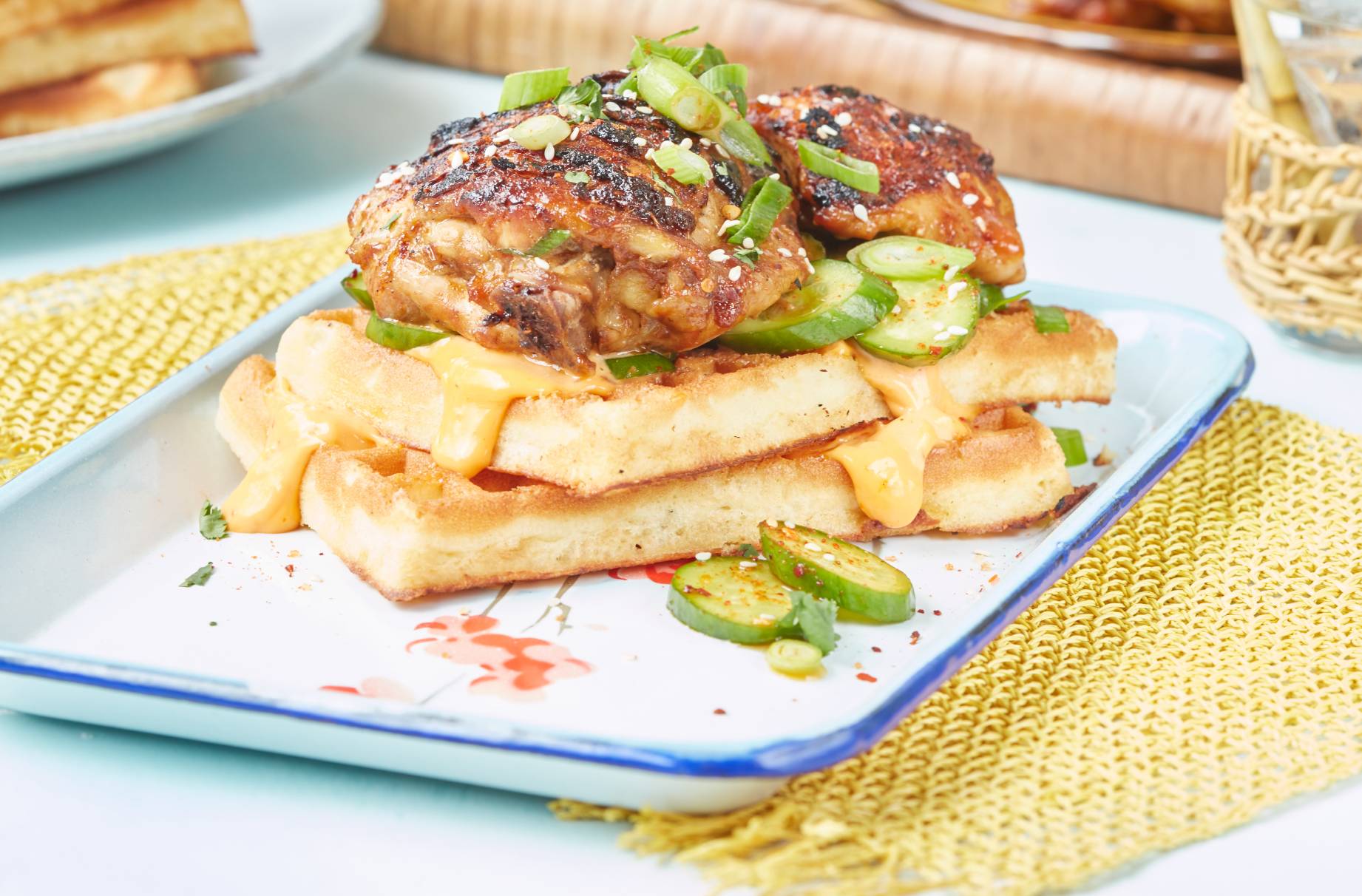 Frango e Waffles de Churrasco Coreano Esta receita de frango e waffles de churrasco coreano o transportará para as ruas legais da Coréia do Sul com uma pitada de comida americana reconfortante.