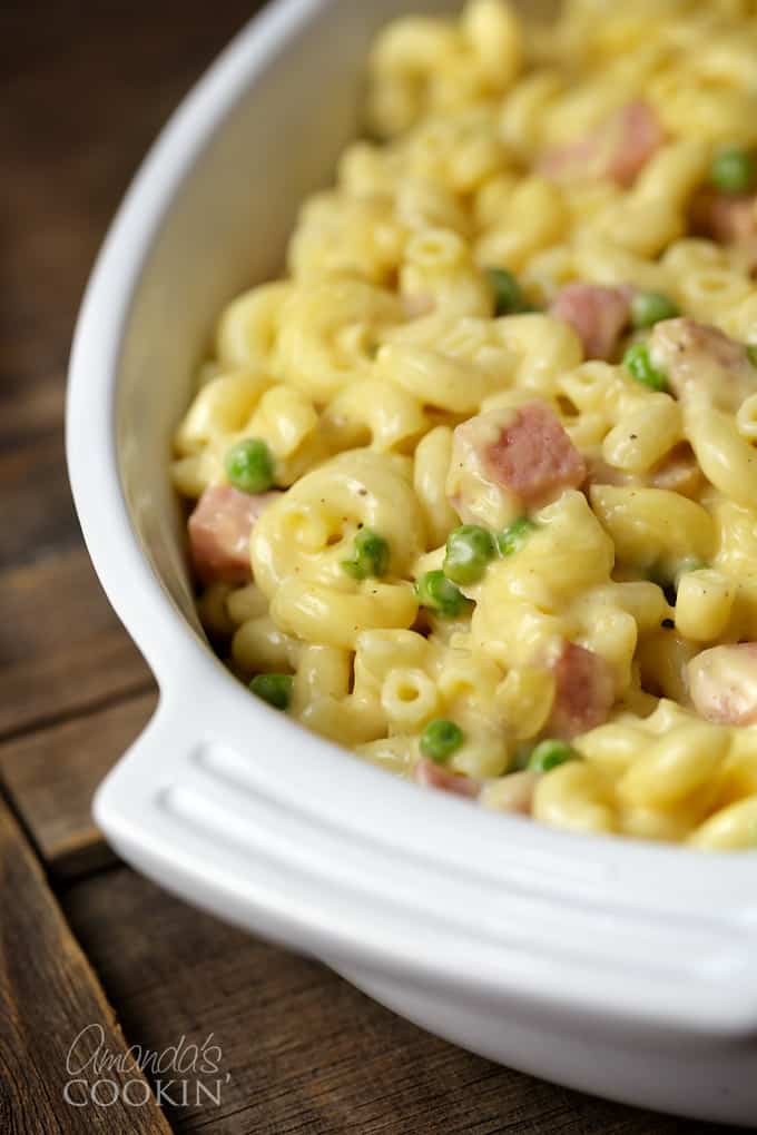 Tivemos recentemente uma caçarola de macarrão com queijo e todos gostamos. A adição de presunto e ervilha faz o que muitos consideram um enfeite uma refeição completa. 