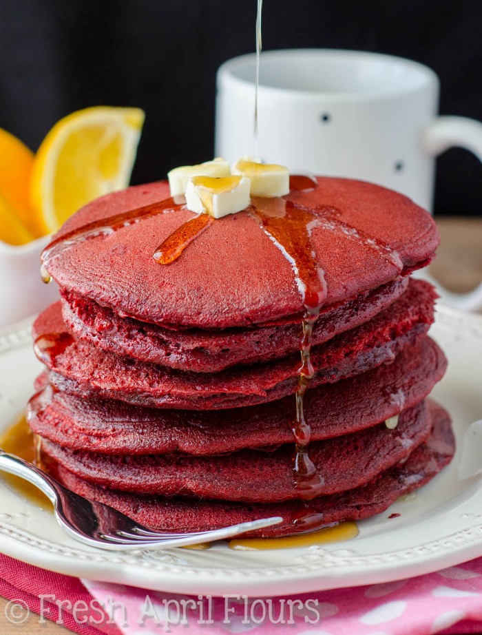 Panquecas de veludo vermelho - panquecas fofas leves feitas facilmente com o Red Velvet Cake Mix. Pronto em um momento para que você possa desfrutar do café da manhã do Dia dos Namorados com seu parceiro!