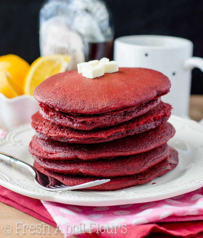 Panquecas de veludo vermelho - panquecas fofas leves feitas facilmente com o Red Velvet Cake Mix. Pronto em um momento para que você possa desfrutar do café da manhã do Dia dos Namorados com seu parceiro!