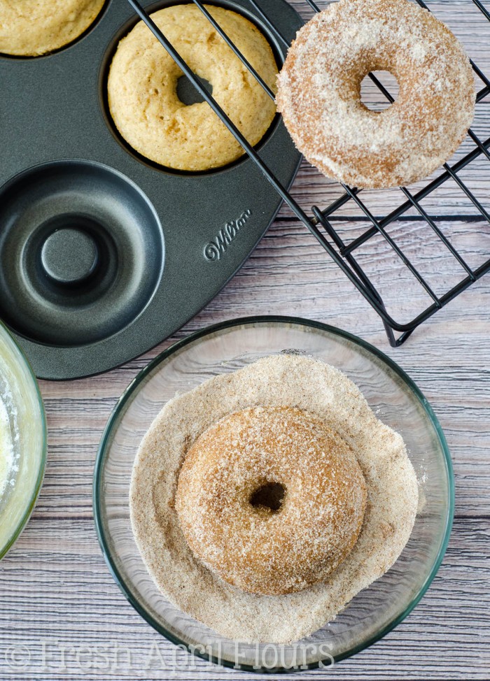 Donuts de Chai Assados ​​- Donuts com especiarias fáceis ficam com uma massa saudável em uma camada de açúcar com especiarias para obter um pouco de pepino extra em cada mordida.
