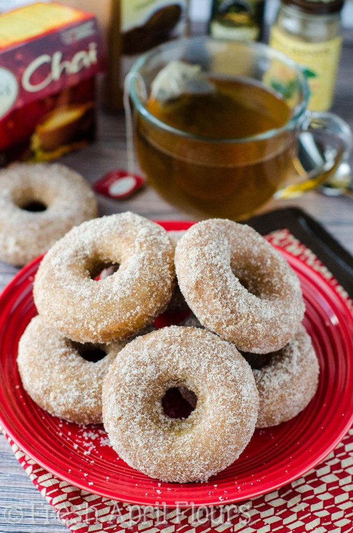 Donuts de Chai Assados ​​- Donuts com especiarias fáceis ficam com uma massa saudável em uma camada de açúcar com especiarias para obter um pouco de pepino extra em cada mordida.